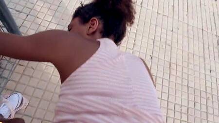 Пикапер за деньги трахает негритянку на заброшенном вокзале