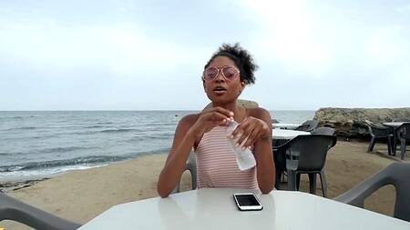 Пикапер за деньги трахает негритянку на заброшенном вокзале