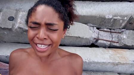 Пикапер за деньги трахает негритянку на заброшенном вокзале