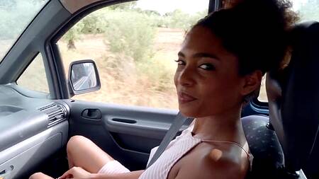 Пикапер за деньги трахает негритянку на заброшенном вокзале