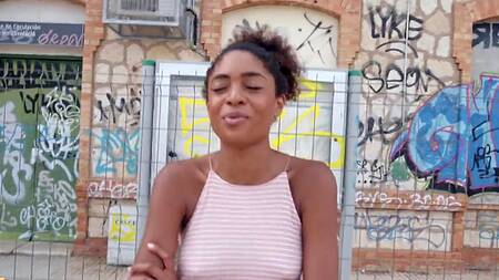 Пикапер за деньги трахает негритянку на заброшенном вокзале