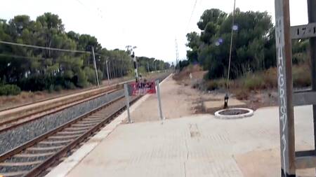 Пикапер за деньги трахает негритянку на заброшенном вокзале