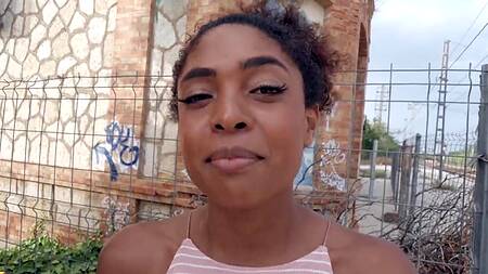 Пикапер за деньги трахает негритянку на заброшенном вокзале