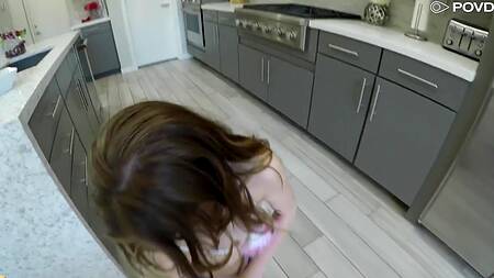 Страстная худышка отдается на кухонном столе