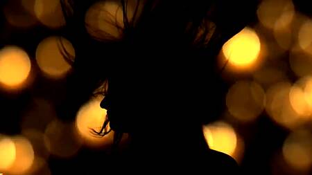 Тянет одетую девушку в душ, чтобы страстно поебаться