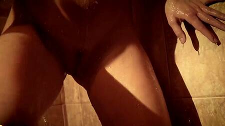 Тянет одетую девушку в душ, чтобы страстно поебаться