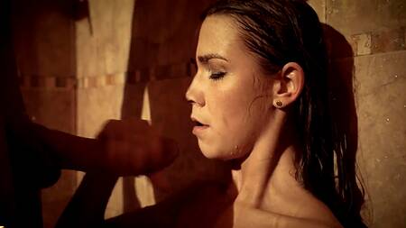 Тянет одетую девушку в душ, чтобы страстно поебаться