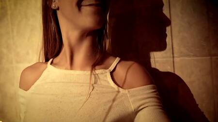 Тянет одетую девушку в душ, чтобы страстно поебаться