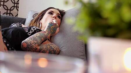 Татуированная телка кончает от хуя негра