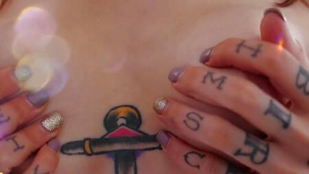 Татуированная телка кончает от хуя негра