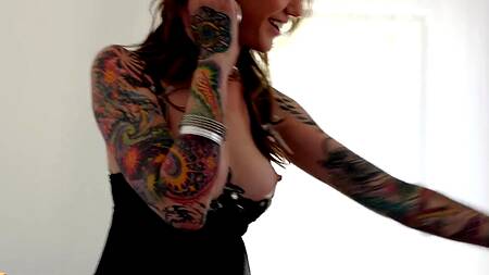 Татуированная телка кончает от хуя негра