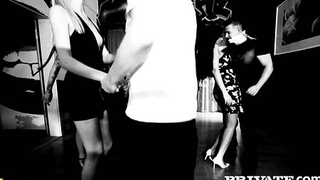 Познакомилась с парнем в клубе и пошла к нему ебаться