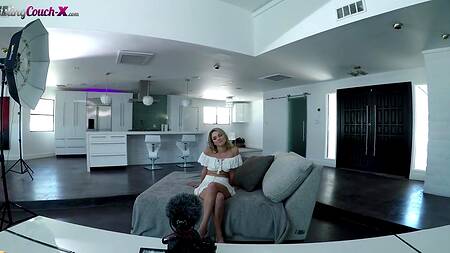 Привозит на кастинг красотку и страстно её трахает