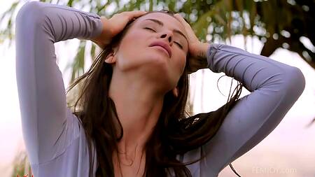 Красотка во дворе на лавочке показывает соблазнительное тело