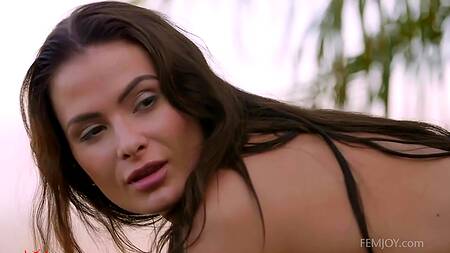 Красотка во дворе на лавочке показывает соблазнительное тело