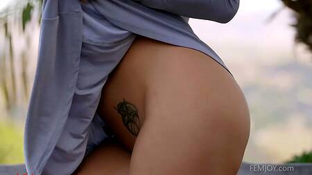 Красотка во дворе на лавочке показывает соблазнительное тело