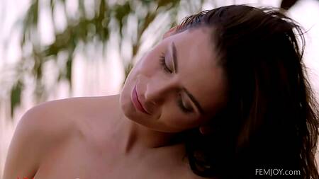 Красотка во дворе на лавочке показывает соблазнительное тело