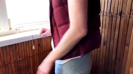 Оприходовал девушку на балконе и смачно кончил ей на попку