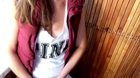 Оприходовал девушку на балконе и смачно кончил ей на попку