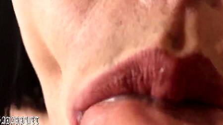 Сисятая брюнетка полирует губками пенис русскому прихарю