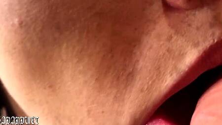 Сисятая брюнетка полирует губками пенис русскому прихарю