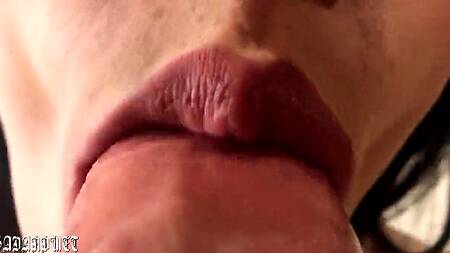 Сисятая брюнетка полирует губками пенис русскому прихарю