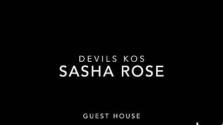 Русская брюнетка повелась на утренний стояк спящего мужика