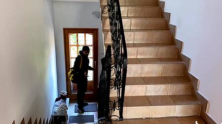 Русская брюнетка повелась на утренний стояк спящего мужика