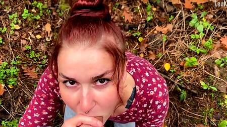 Русский чувак сношает на улице рыжую жопастую девушку