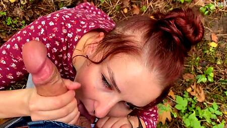 Русский чувак сношает на улице рыжую жопастую девушку