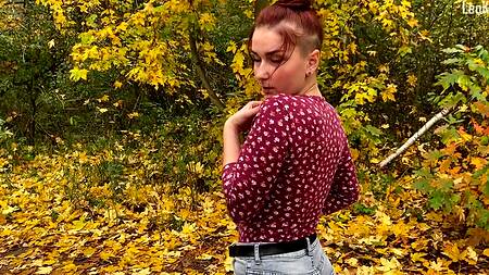 Русский чувак сношает на улице рыжую жопастую девушку