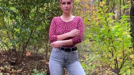 Русский чувак сношает на улице рыжую жопастую девушку