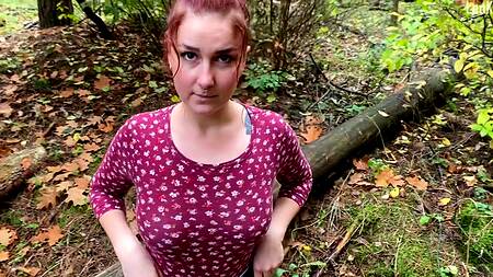 Русский чувак сношает на улице рыжую жопастую девушку