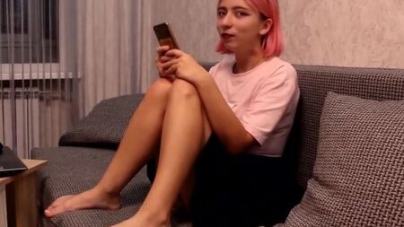 Пацан отодрал молодую девку и напоил большим количеством спермы