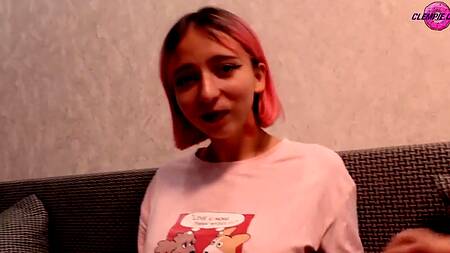 Пацан отодрал молодую девку и напоил большим количеством спермы