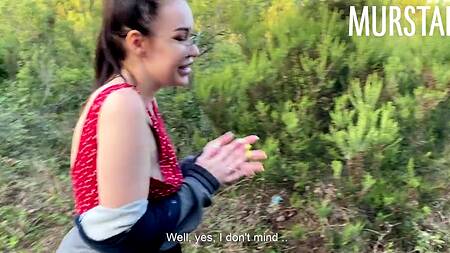 Мужик задорно ебет на природе безотказную в сексе подругу