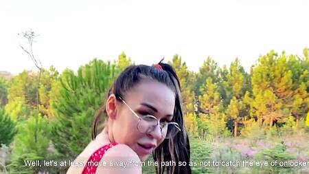 Мужик задорно ебет на природе безотказную в сексе подругу