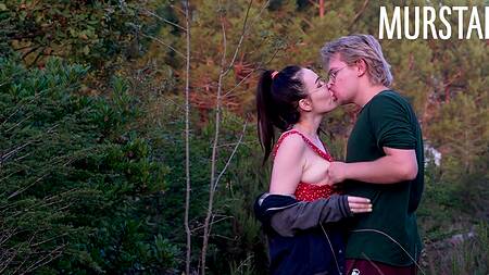 Мужик задорно ебет на природе безотказную в сексе подругу