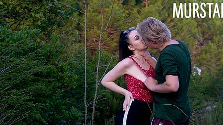 Мужик задорно ебет на природе безотказную в сексе подругу