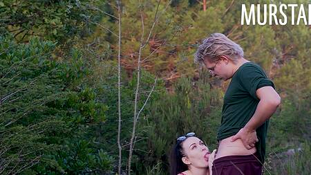 Мужик задорно ебет на природе безотказную в сексе подругу