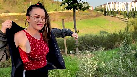 Мужик задорно ебет на природе безотказную в сексе подругу