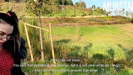 Мужик задорно ебет на природе безотказную в сексе подругу