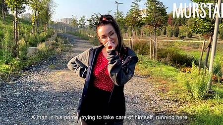 Мужик задорно ебет на природе безотказную в сексе подругу