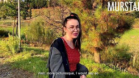 Мужик задорно ебет на природе безотказную в сексе подругу