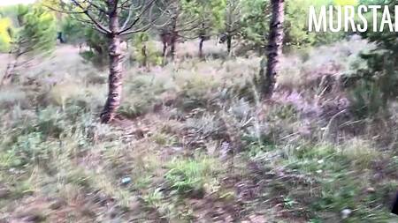 Мужик задорно ебет на природе безотказную в сексе подругу