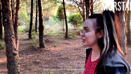 Мужик задорно ебет на природе безотказную в сексе подругу