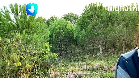 Мужик задорно ебет на природе безотказную в сексе подругу