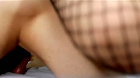 Красотка экспериментирует с парнем и ебет его страпоном