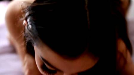 Красотка экспериментирует с парнем и ебет его страпоном