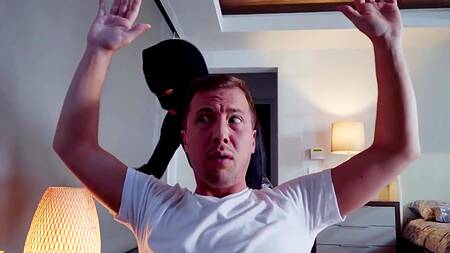 Страстная преступница заставляет снять порно